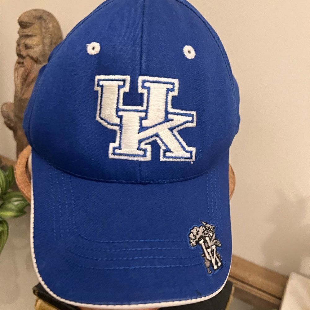 Starter Men’s University Of Kentucky Wildcats adjustable hat.